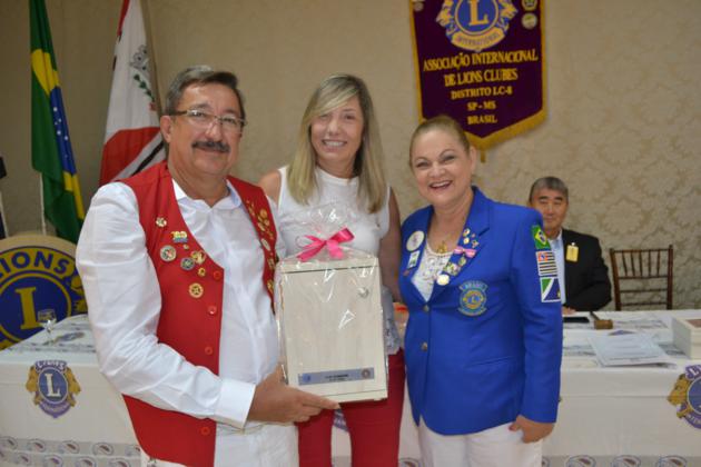 Governadora Rosemary ( direita) com o presidente do Lions de Adamantina, Valdenir Bettio e sua esposa Carmem