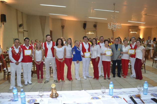 Novos associados do Lions Clube de Adamantina com seus padrinhos durante cerimnia de posse