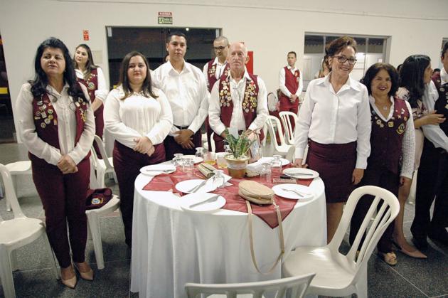 CL Antônio Donizete e Cal Irenice ladeando os afilhados Anderson e Laura. Lucilda Prado afilhada da Cal Maria Helena.