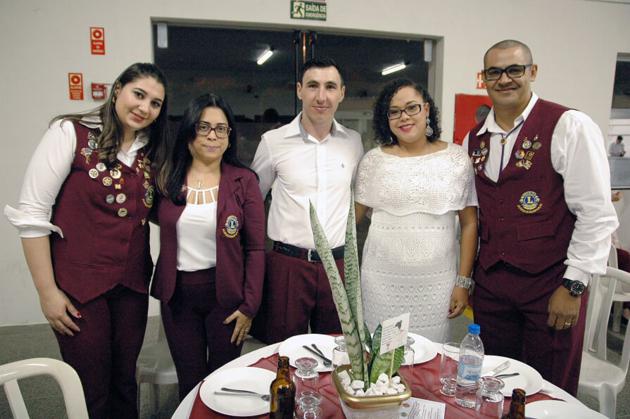 Cal Laís, Cal Beth e CL Ednaldo juntos com os afilhados Paulo Ulian e a esposa Marine.