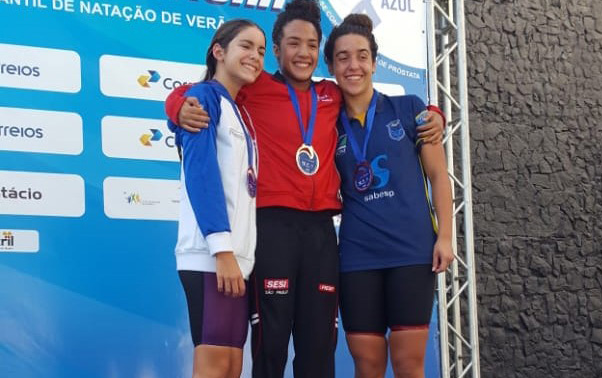 A atleta Sophia Dela Coleta no pdio com as duas colegas que tambm conquistaram medalha