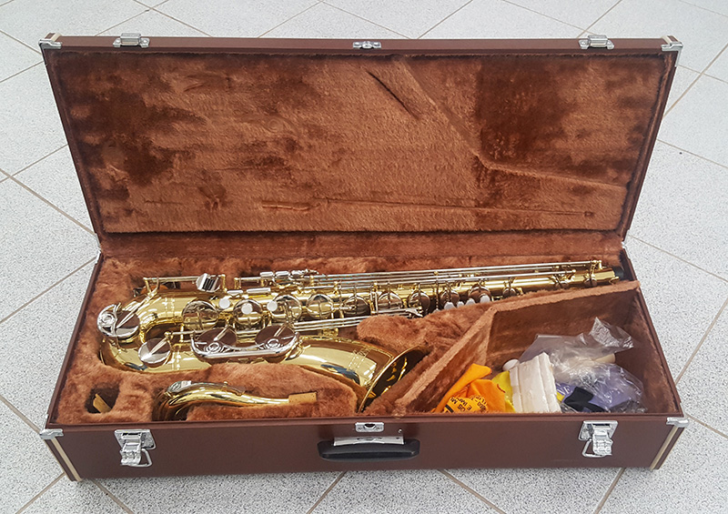 O saxfone tenor modelo 25  um instrumento da linha estudante da Yamaha