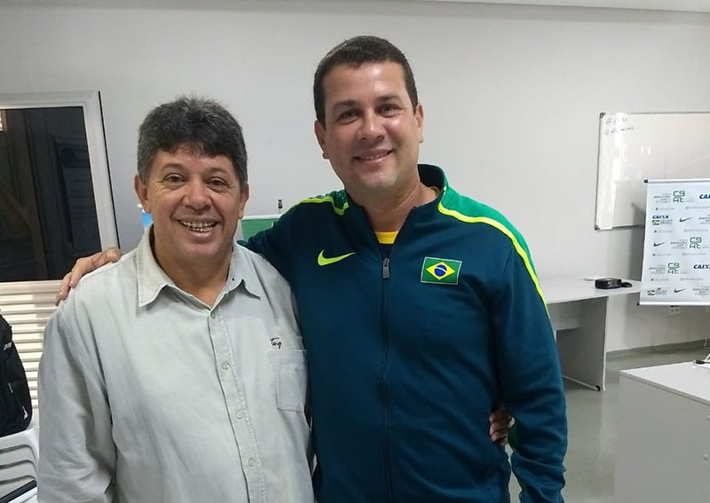 Treinador Clodoaldo Lopes do Carmo com o tcnico da ABDA Neto Gonalves
