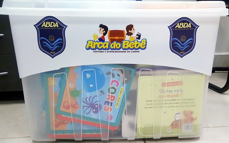 As 3 caixas do kit Arca do Beb vm personalizadas, com 252 livros no total