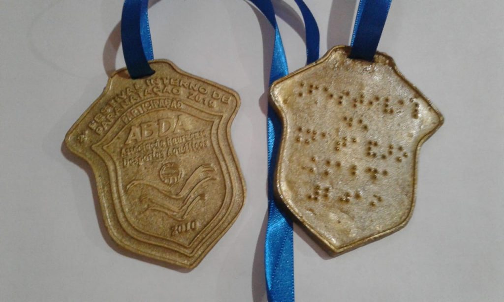 A medalha com dizeres em braile no verso foi desenvolvida por uma empresa de Bauru