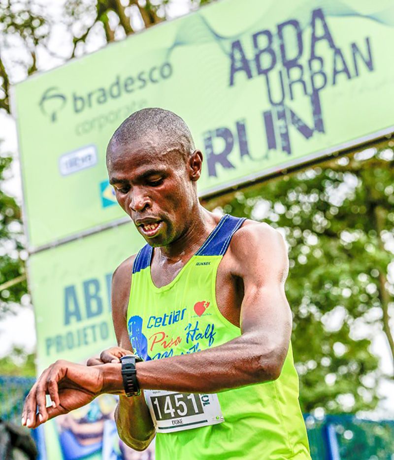 O queniano Duke Otwori Obago, que veio ao Brasil exclusivamente para correr em Bauru e sagrou-se campeo da prova dos 10km masculino
