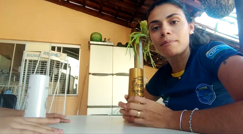 Fernanda Alves tambm usou copos para montar sua atividade