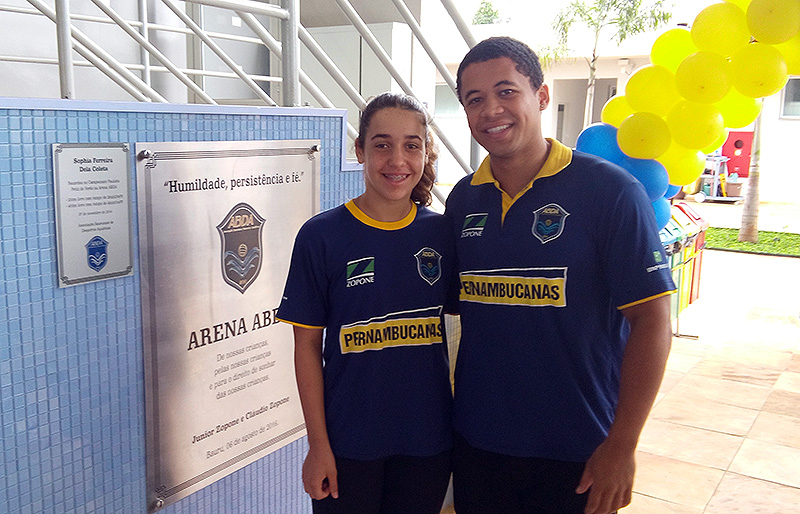 Ao lado do tcnico Felipe Pereira, a recordista paulista Sophia Coleta ganhou placa na Arena ABDA