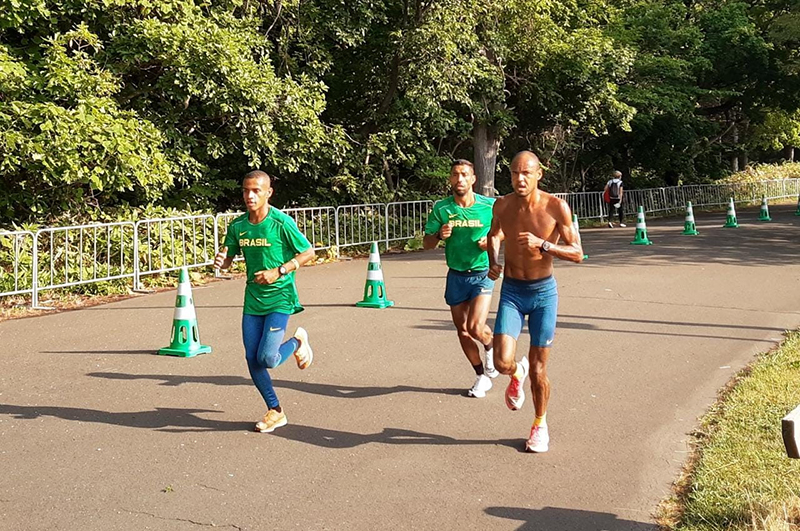 Trio de maratonistas brasileiros durante treino em Sapporo, local da prova