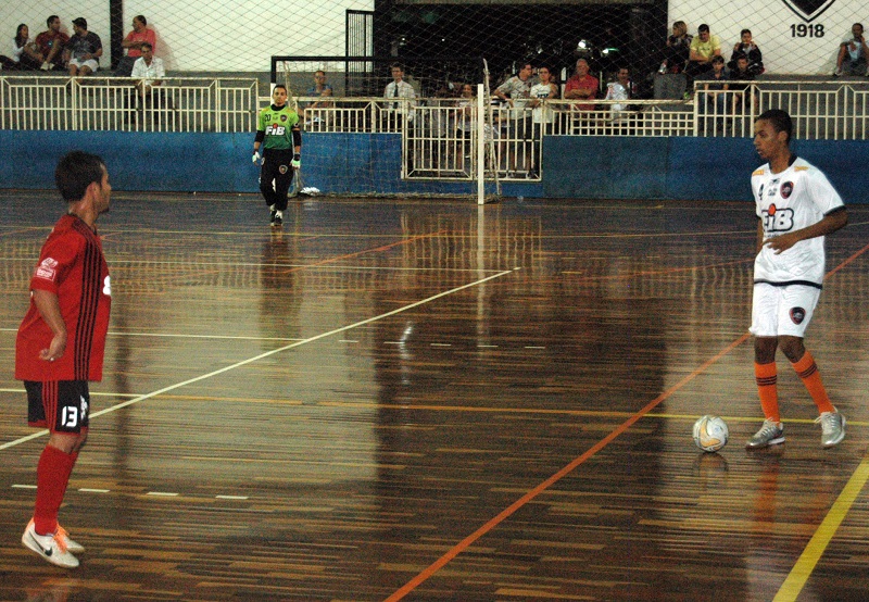 Fumaa, com a bola, encara o marcador de Pardinho na Copa TV Tem 2015