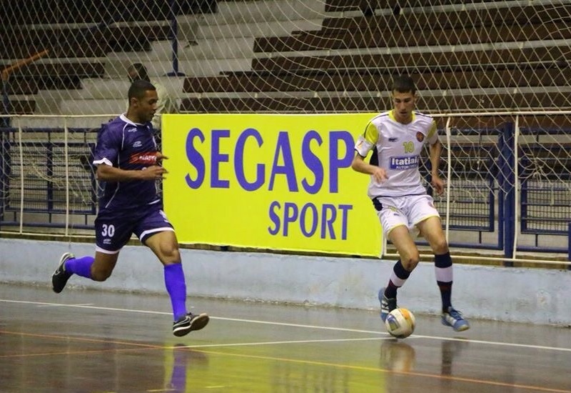 Victor, de branco, jogando pelo seu antigo clube